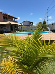 マラウにあるCasa de Praia Taipu de Fora Barra Grandeのスイミングプール前のヤシの木