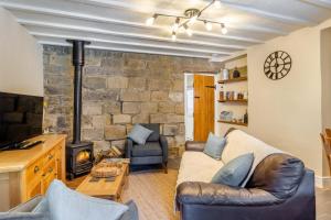 Posezení v ubytování Wash House Cottage