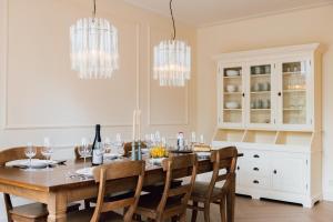 comedor con mesa, sillas y lámparas de araña en Luxury Family Apartment with canal & Peperbus view, en Zwolle 20 fotos más