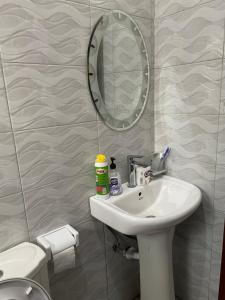 Koupelna v ubytování Stylish cozy stay Kyanja + 12 fotografií