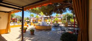 een patio met een fontein in het midden van een binnenplaats bij Finca los Barrancos in Lepe