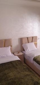 En eller flere senge i et værelse på La maison blanche des Gorges de Todra + 17 billeder