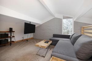 Una sala de estar con un sofá y un televisor. en 120 Gopher Rd #B14, en Avon