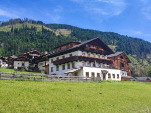 オーバーティリアッハにあるBauernhof Lienharterの山前の畑の大きな建物