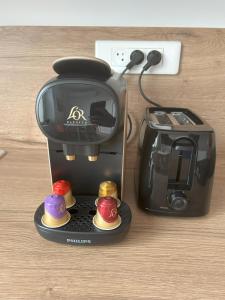 eine Kaffeemaschine und ein Toaster auf einem Tisch in der Unterkunft Bel appart moderne et climatisé "PAUL" in Alès