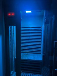 een lege kamer met een licht in het donker bij Apt au calme, 2-3 chambres, Sauna, 2 parkings, wifi in Montévrain