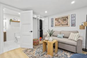 Ruang duduk di North End Entire House