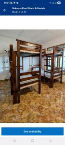 2 Etagenbetten befinden sich in einem Zimmer mit in der Unterkunft Just the 2 of Us Hostel in Trincomalee