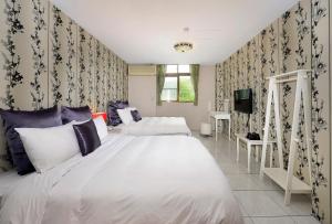 Ένα ή περισσότερα κρεβάτια σε δωμάτιο στο Sun Moon Lake Loft Inn