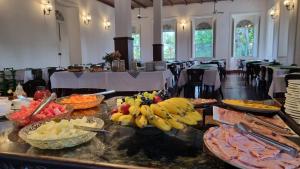 un buffet con frutta e verdura su un tavolo di Hotel Fazenda Villa-Forte a Engenheiro Passos