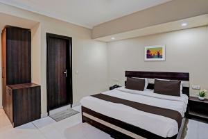 a bedroom with a large bed in a room at Townhouse Akshay Hotel in Gurgaon