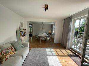a living room with a couch and a table at Inselglück Gerdina in Norddorf
