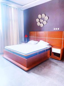 Postel nebo postele na pokoji v ubytování COMFORT INN-Executive Apartments