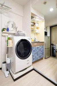 Kuchyň nebo kuchyňský kout v ubytování MIYAVI#302 3min walk Narimasu Station, 4 people, wide queen bed & sofa, Tokyo's largest Don Quijote