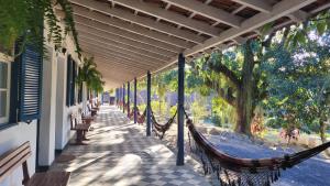 un portico con amaca sul lato di un edificio di Hotel Fazenda Villa-Forte a Engenheiro Passos
