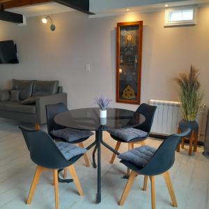 a living room with a table and chairs at ARWEN Suites 1 in Trevelin