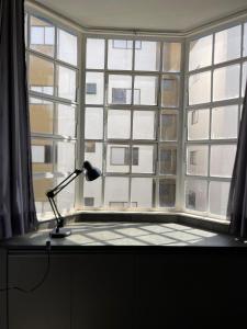 escritorio con lámpara frente a una ventana grande en Residencial Via do Café, en Ribeirão Preto 38 fotos más
