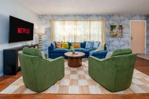 Posezení v ubytování Resort Style Backyard Pool Movie Game Room + 65 fotografií