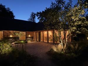 a house with a courtyard at night at B&B Het Nagtegaaltje in Collendoorn