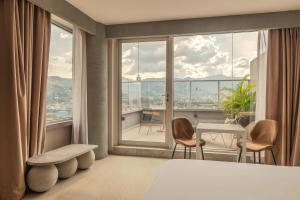 Khu vực ghế ngồi tại V Grand Hotel, a member of Radisson Individuals