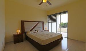 a bedroom with a bed and a ceiling fan at Departamentos VESA in Ajijic