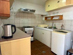 una piccola cucina con lavello e fornello di Departamento mirador en Villa Florita, la mejor vista de La Paz a La Paz