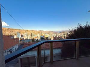 una vista di una città da un balcone di Departamento mirador en Villa Florita, la mejor vista de La Paz a La Paz