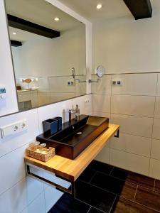 un baño con lavabo y espejo en Ferienhaus Am Brunnen, en Thale 15 fotos más