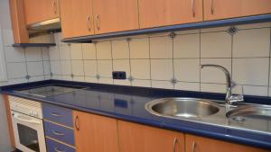 una cucina con un lavello e un piano di lavoro di El Jade - Guada Apartamento a Valle Gran Rey Altre 62 foto