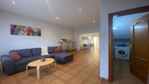 un soggiorno con un divano blu e un tavolo di El Jade - Guada Apartamento a Valle Gran Rey