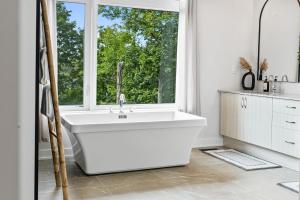 Gallery image of Luxe Forest Retreat HotTub, Sauna, PoolTable, View in Dwight +28 photos