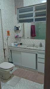 贝洛奥里藏特Quarto ao lado da praça da Liberdade的配有白色马桶和水槽的浴室 更多4张照片