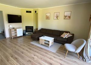 a living room with a couch and a table at Mazury w Zasięgu in Brajniki
