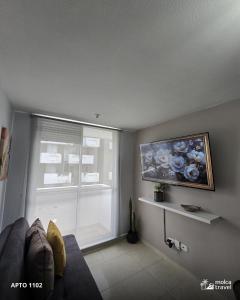 a living room with a couch and a window at Apartamento en Armenia - Edificio Ambar - Con Piscina - By Molca Travel in Armenia