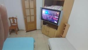 een woonkamer met een flatscreen-tv op een kast bij Habitacin 2 personas Toledo in Las Nieves