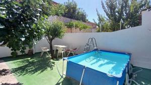 een klein zwembad in de achtertuin van een huis bij Habitacin 2 personas Toledo in Las Nieves
