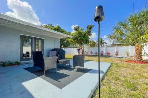 Un grupo de sillas y una luz en un patio. en Deerfield Delight, en Deerfield Beach