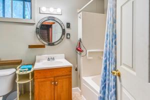 Ένα μπάνιο στο Boat and Unwind! Charming Atwood Lake Farmhouse +24 φωτογραφίες