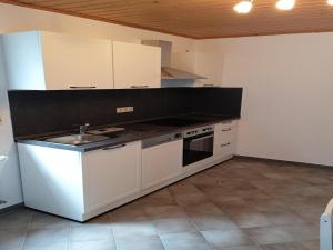 Dapur atau dapur kecil di Tranquil Getaway in Scenic Roes