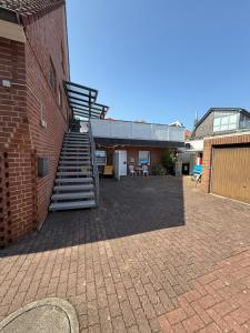 een trap aan de zijkant van een bakstenen gebouw bij Ferienwohnung See Glück in Wunstorf