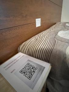 un libro sentado en la parte superior de una cama en Hospedaje Malvinas, en Alta Gracia