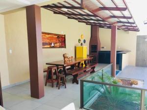 ein Esszimmer mit einem Tisch und einem Aquarium in der Unterkunft Casa luxo beira mar 5 qtos e piscina in Tamandaré