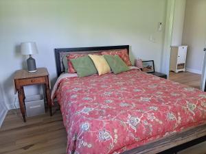 Postel nebo postele na pokoji v ubytování Cozy Country Cottage