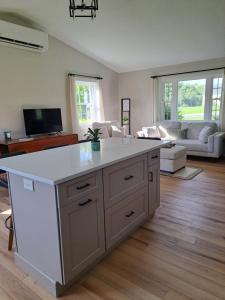 TV a/nebo společenská místnost v ubytování Cozy Country Cottage