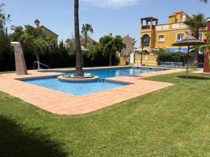 una piscina en el patio de una casa en Perfect pool Bungalow HMWY, en Torrevieja