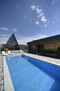 ein Swimmingpool vor einem Haus in der Unterkunft DbekHouse in Mayakovski