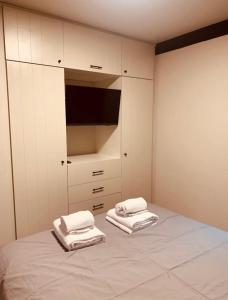 - une chambre avec un lit et 2 serviettes dans l'établissement Complejo Pradera Centro, à San Martín de los Andes