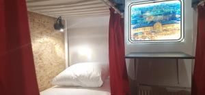 Un dormitorio pequeño con una cama y una ventana. en Hostel 777 Center, en Kiev