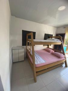 a bedroom with two bunk beds in a room at Apartaestudio Sara en Coveñas in Coveñitas