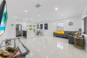 Телевизор и/или развлекательный центр в Luxury Vacation House in Miami’s Center!